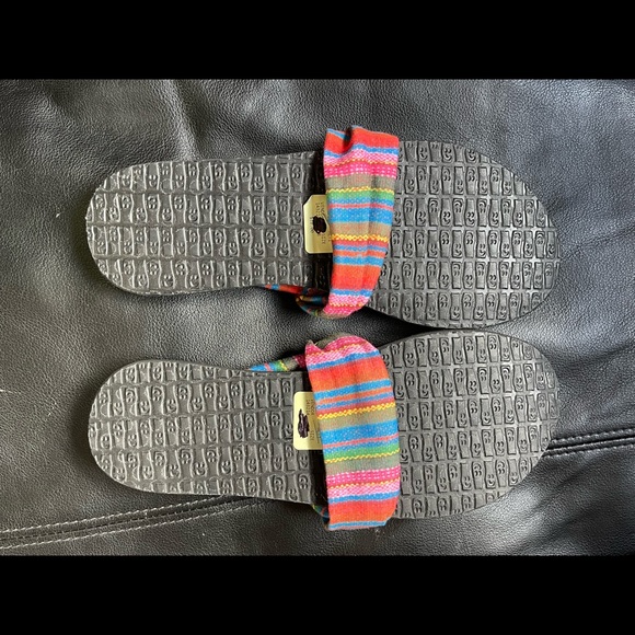 Sanuk. New with tags. Size 8 - Picture 2 of 2